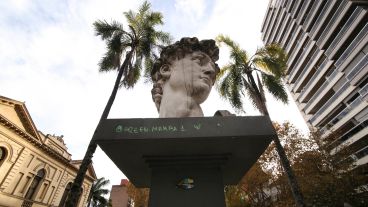 La estatua el David se destaca en el bulevard.