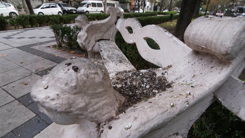 Los bancos sobre el bulevard se encuentran sucios y muchos de ellos rotos.