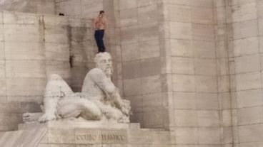 El hombre se negaba a bajarse, ante la intervención de Bomberos.