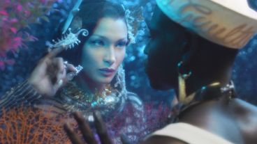 La modelo Bella Hadid es la encargada de dar apertura a la nueva colección