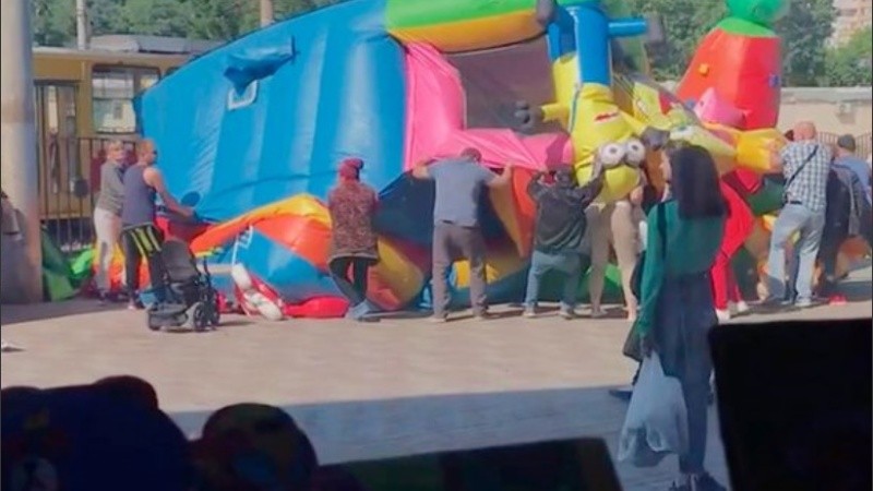 El castillo inflable no tenía una base protectora y se frotaba contra el asfalto.