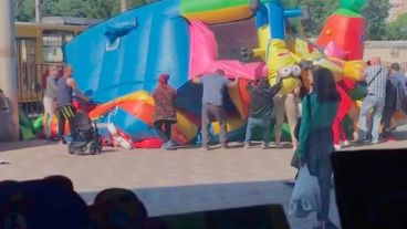 El castillo inflable no tenía una base protectora y se frotaba contra el asfalto.