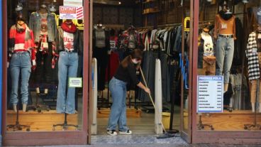 Los negocios minoristas vuelven a abrir sus puertas hasta las 17; hasta las 19 los de alimentos.