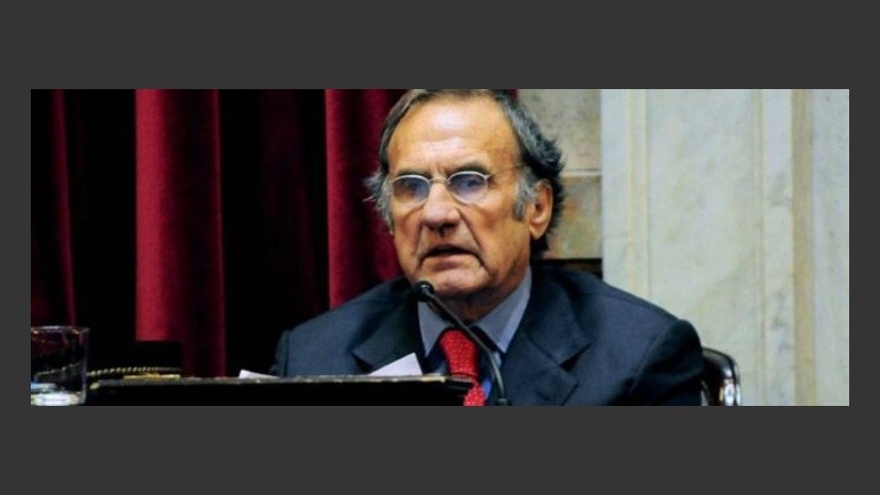 Reutemann continúa internado en Santa Fe. 