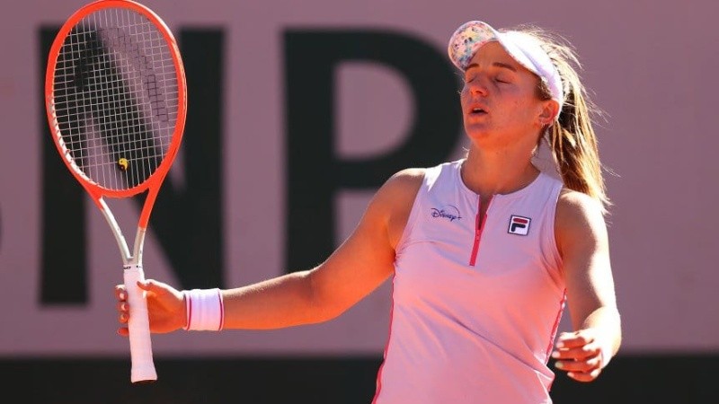 La rosarina todavía debe jugar en dobles en París tras la eliminación en singles.