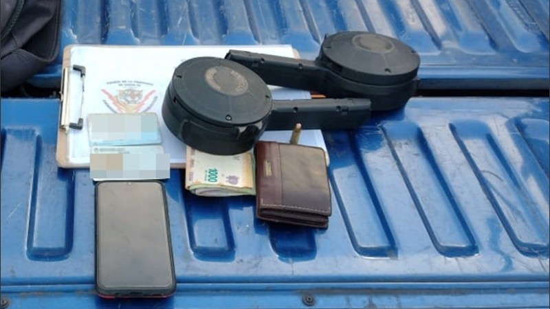 Los cargadores secuestrados en el operativo.