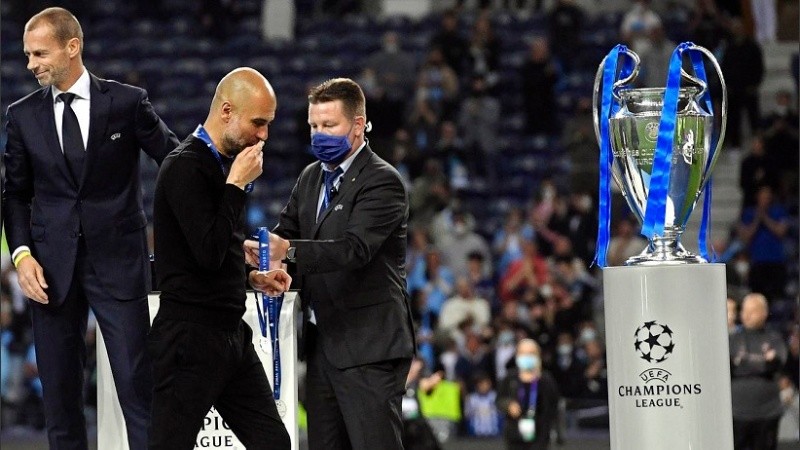La imagen de Guardiola besando la medalla recorrió el mundo y generó opiniones encontradas.