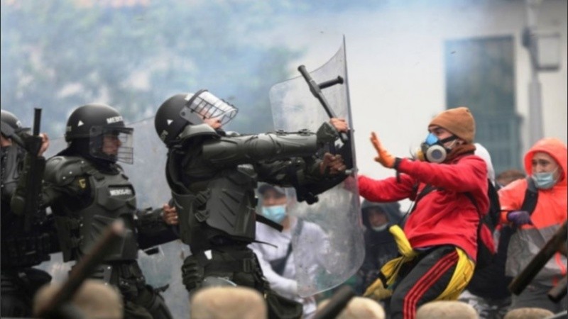 La comunidad internacional exige parar la represión en Colombia.