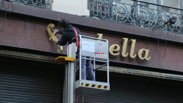 Así retiraban las letras de Falabella este miércoles en la peatonal.