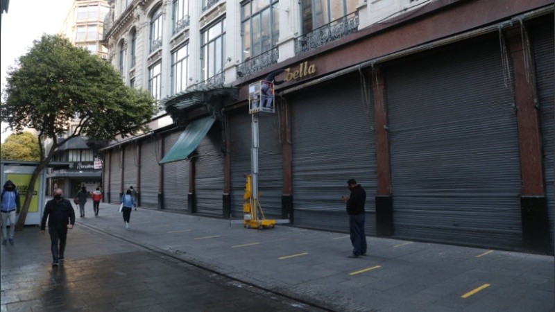 Así retiraban las letras de Falabella este miércoles en la peatonal. 