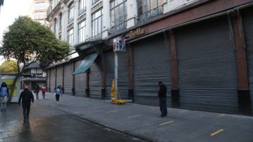 Así retiraban las letras de Falabella este miércoles en la peatonal.