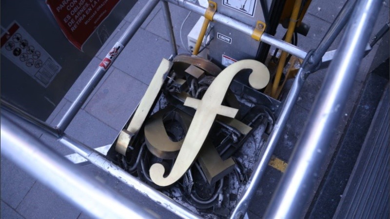 Así retiraban las letras de Falabella este miércoles en la peatonal. 