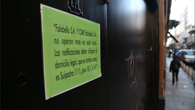 El cartel que confirma el cierre definitivo de Falabella en Rosario