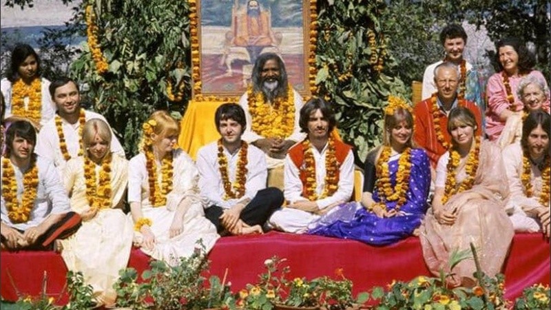 The Beatles junto al  gurú Maharishi Mahesh Yogi.