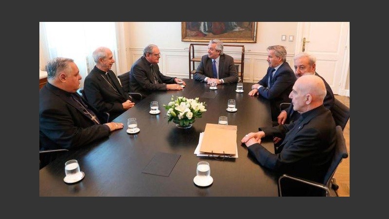 Autoridades de la Conferencia Episcopal en una reunión con el presidente antes de la pandemia.