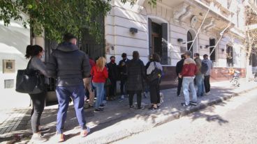 Gastronómicos frente a la seccional segunda pidiendo la liberación de sus compañeros