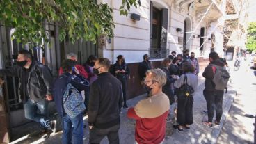 Gastronómicos frente a la seccional segunda pidiendo la liberación de sus compañeros