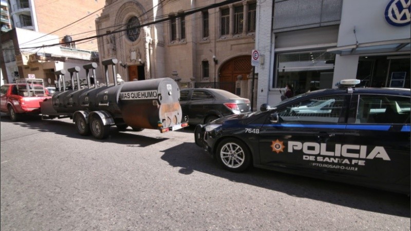 La policía secuestró la cocina móvil en la que iban a cocinar en forma de protesta