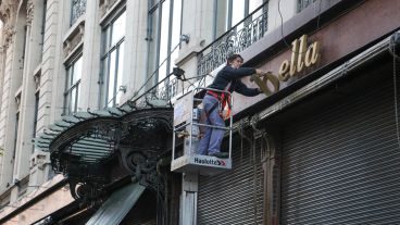 Así retiraban las letras de Falabella este miércoles en la peatonal.