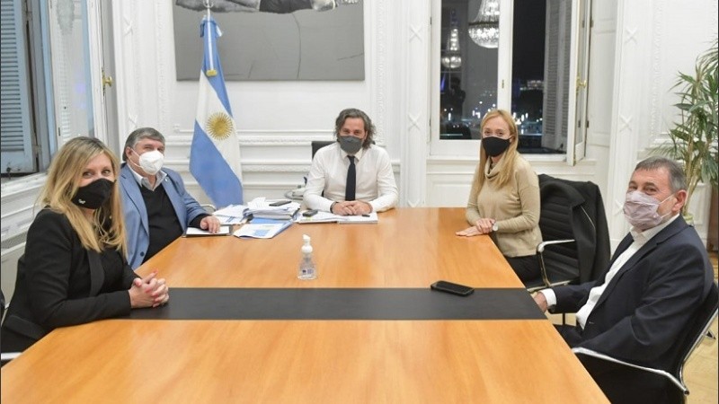 Santiago Cafiero se reunió con senadores del Frente de Todos.