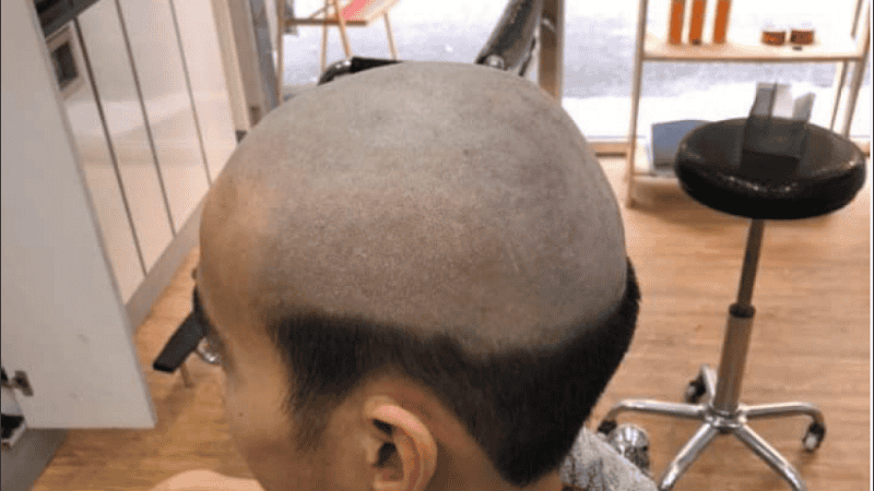 El corte de pelo benefició al peluquero, que recibió cientos de consultas de otros padres.