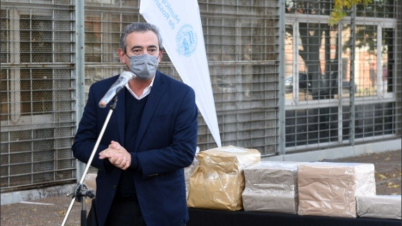 El intendente Pablo Javkin durante la apertura de los sobres de la licitación nacional para la segunda etapa de la urbanización de Villa Banana.