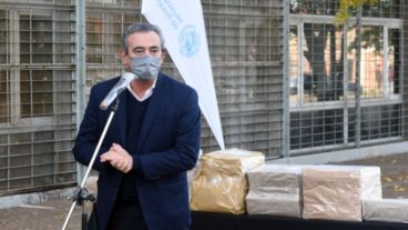 El intendente Pablo Javkin durante la apertura de los sobres de la licitación nacional para la segunda etapa de la urbanización de Villa Banana.
