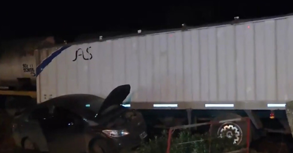 Impactante choque en el acceso a San Lorenzo un tren arrolló a un