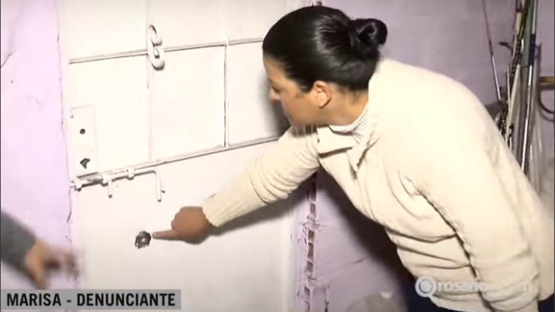 Marisa exhibió las marcas de las balas ante las cámaras de El Tres.