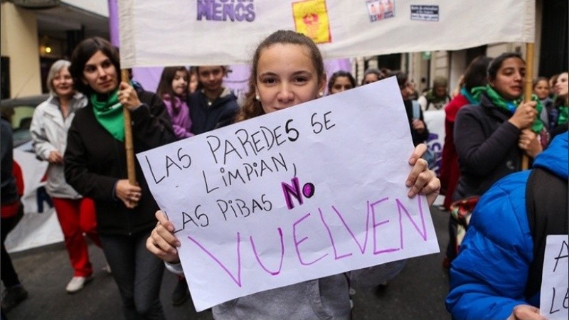 Surge del informe que, en esta etapa de aislamiento y distanciamiento, hubo más femicidios ocasionados por parejas y disminuyeron los femicidas ex parejas y/o conocidos, precisamente por estar más tiempo en los hogares. 