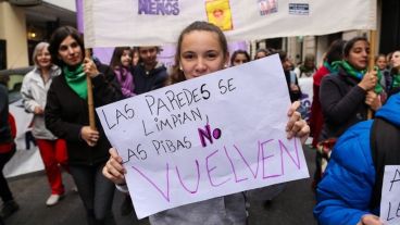Surge del informe que, en esta etapa de aislamiento y distanciamiento, hubo más femicidios ocasionados por parejas y disminuyeron los femicidas ex parejas y/o conocidos, precisamente por estar más tiempo en los hogares.