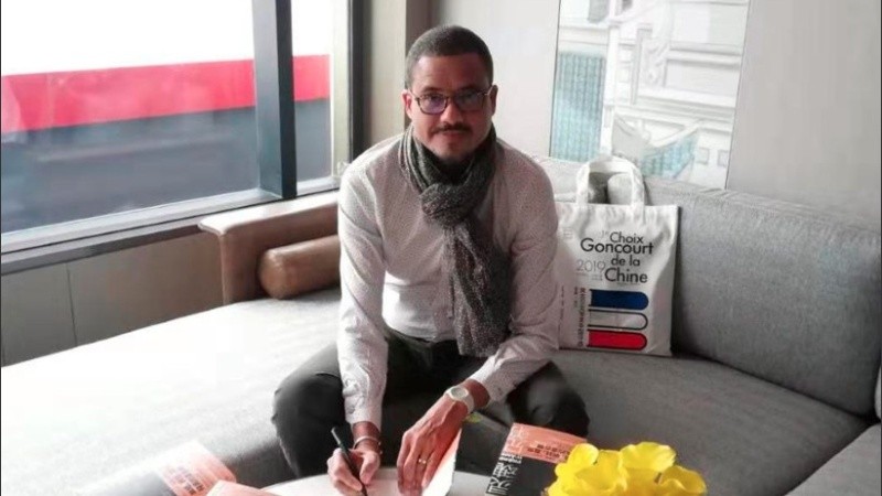 El escritor francés David Diop, ganador del International Booker Prize 2021.