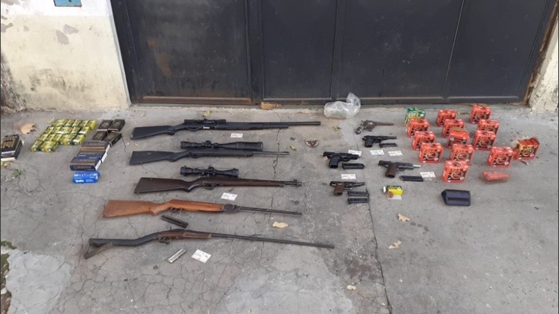 Las armas secuestradas en el operativo.