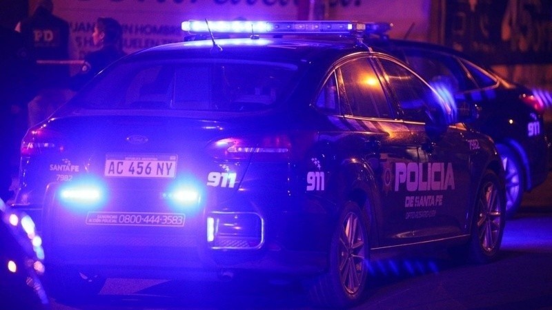 Los policías que llegaron al lugar realizaban las primeras tareas investigativas.