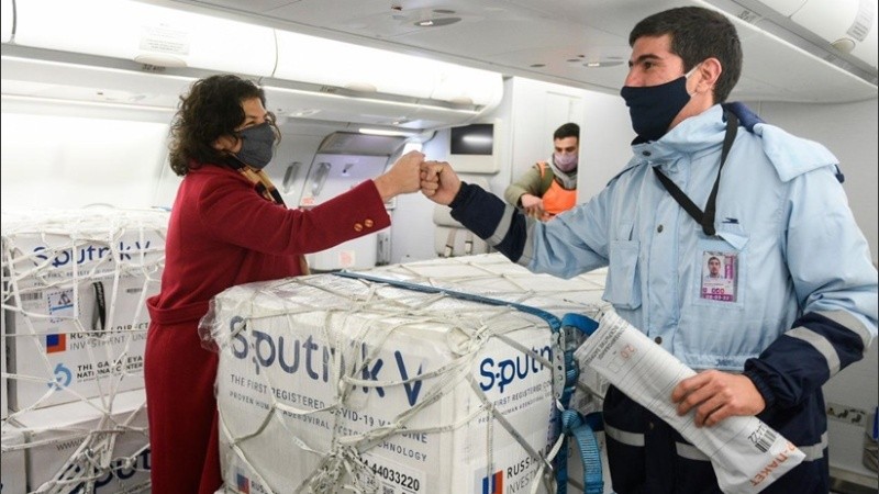 La ministra recibió las vacunas este jueves en Ezeiza.