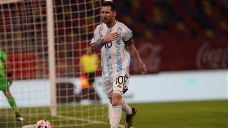 Messi se golpea el pecho por su gol y en homenaje a Diego
