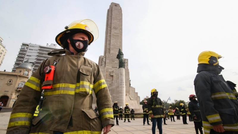 El particular reclamo de los bomberos en el Monumento este viernes