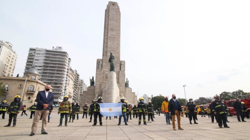 El particular reclamo de los bomberos en el Monumento este viernes