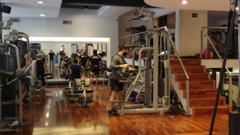 Los gimnasios abrieron y funcionan bajo protocolo contra vovid-19.