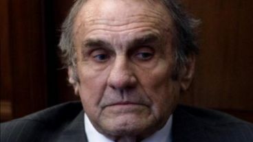 Carlos Reutemann "continúa vigil, afebril y hemodinámicamente estable”.