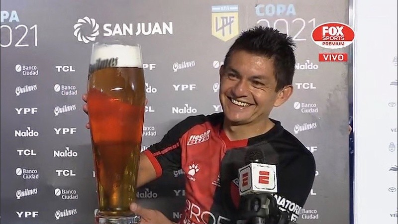 El Pulga Rodriguez festejó con cerveza el título sabalero tras ganarle a Racing 3 a 0.