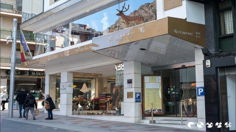 Este hotel cinco estrellas que compró Lionel Messi cuenta con 31 habitaciones de lujo y fue fundado hace 50 años por la familia Canut, que lo mantuvo por tres generaciones.