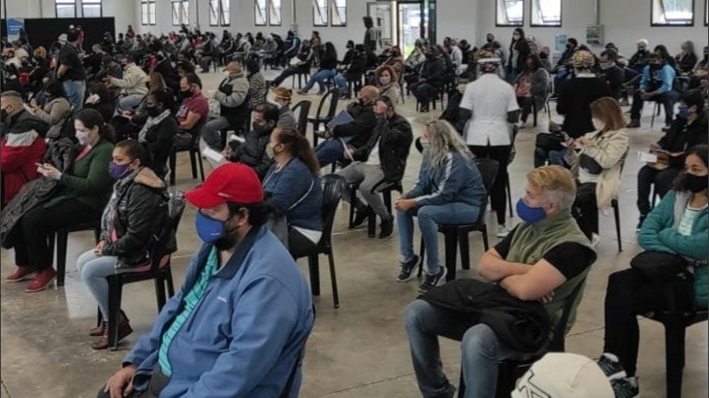 Este sábado se vacunaba contra el coronavirus en la ex Rural. 