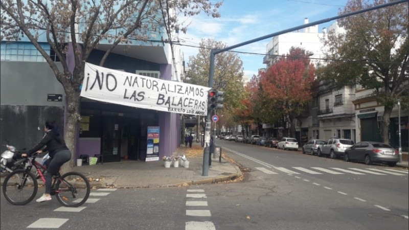 Los vecinos colocaron un cartel contras las balaceras después de los ataques ocurridos en Cafferata y Tucumán.