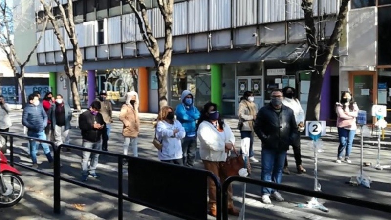 Las filas frente a la escuela República del Perú.
