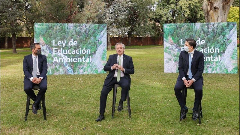 El mandatario argentino destacó la importancia de incluir la educación ambiental al programa educativa.