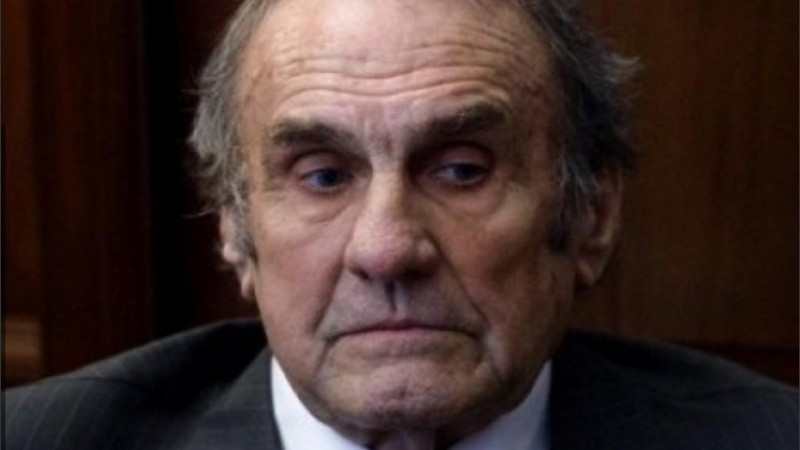 El senador continúa internado en terapia intensiva.