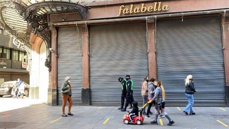 El cierre de Falabella impacta en otros comercios del centro.
