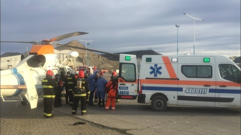 Una vez que el helicóptero se posicionó sobre el buque, que navegaba a más de 169 kilómetros de Comodoro Rivadavia, los efectivos descendieron una canasta sanitaria e izaron al tripulante. 