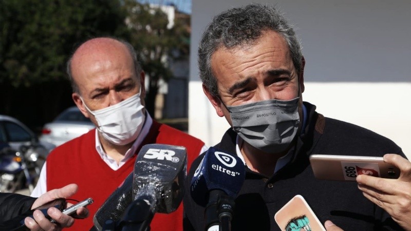 Javkin y Caruana en uno de los centros de salud donde se empezó a vacunar.